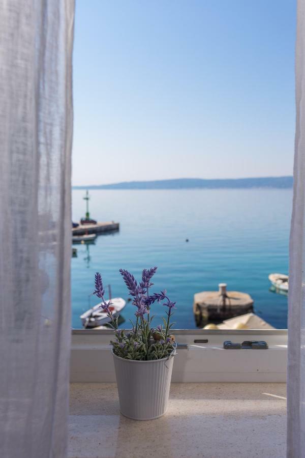 Seafront Apartment In Historical Cippico Castle Kastela Exterior photo