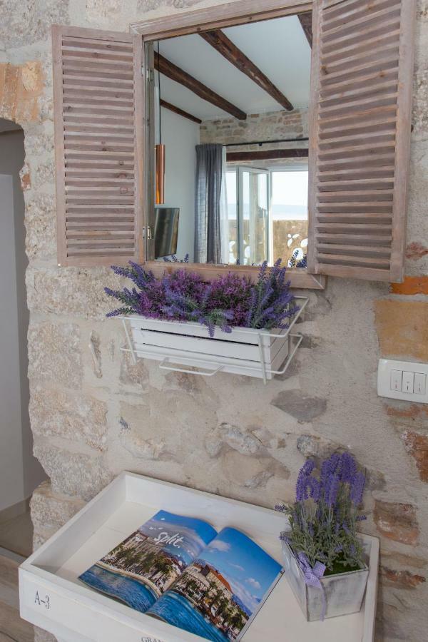 Seafront Apartment In Historical Cippico Castle Kastela Exterior photo