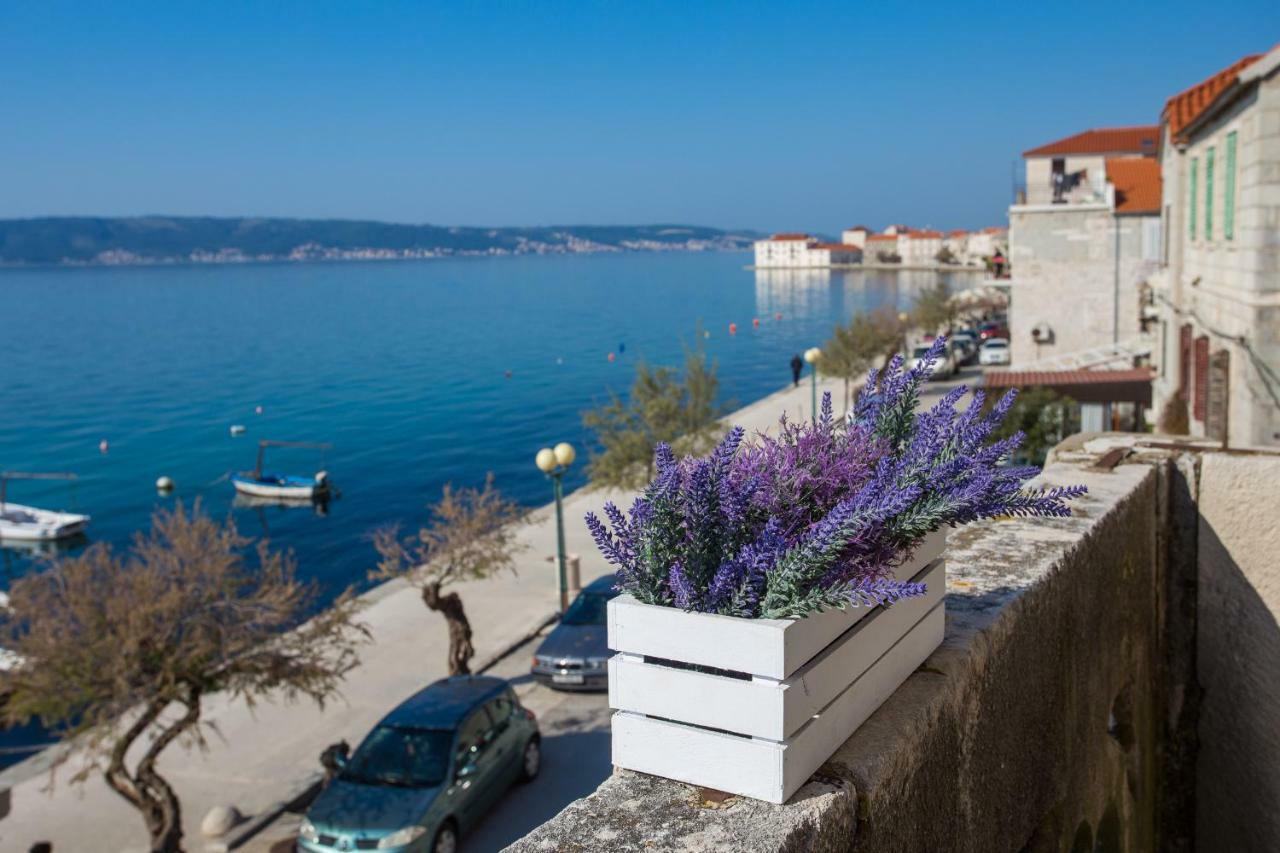 Seafront Apartment In Historical Cippico Castle Kastela Exterior photo