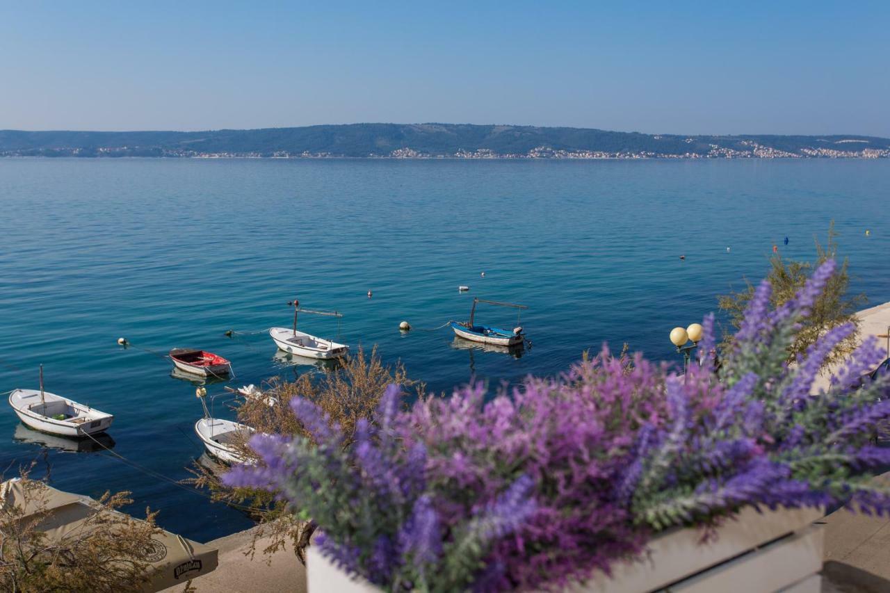 Seafront Apartment In Historical Cippico Castle Kastela Exterior photo