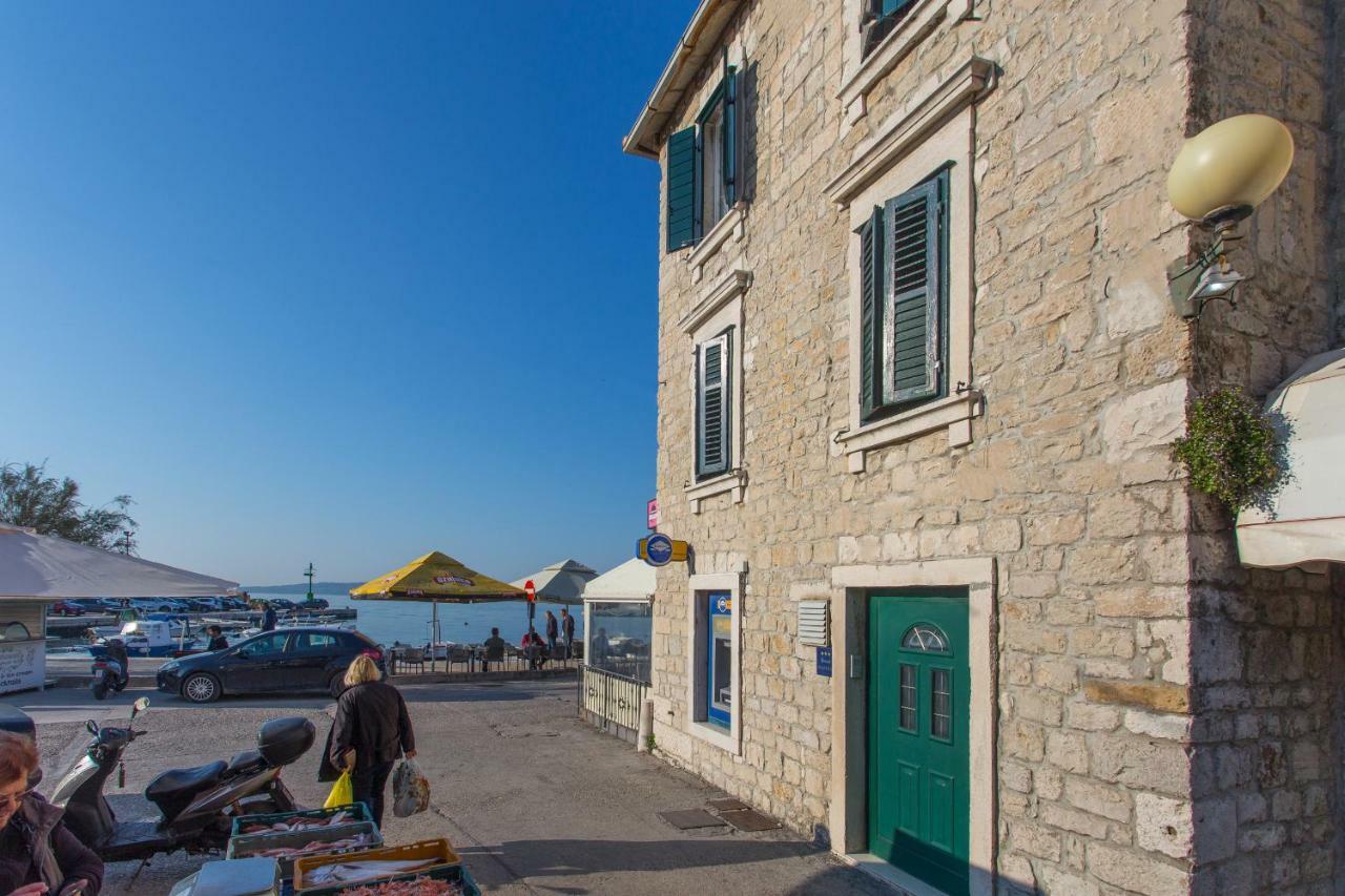 Seafront Apartment In Historical Cippico Castle Kastela Exterior photo