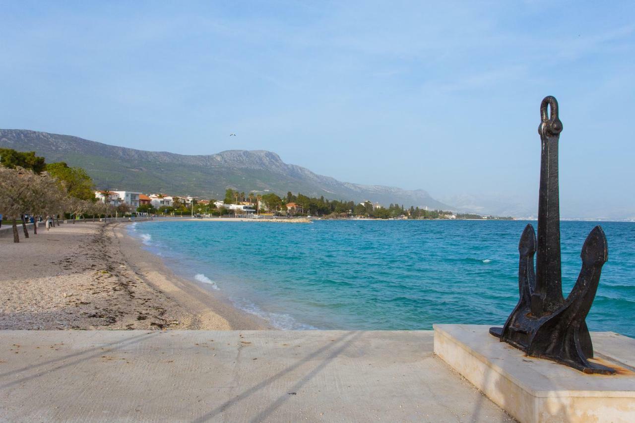 Seafront Apartment In Historical Cippico Castle Kastela Exterior photo